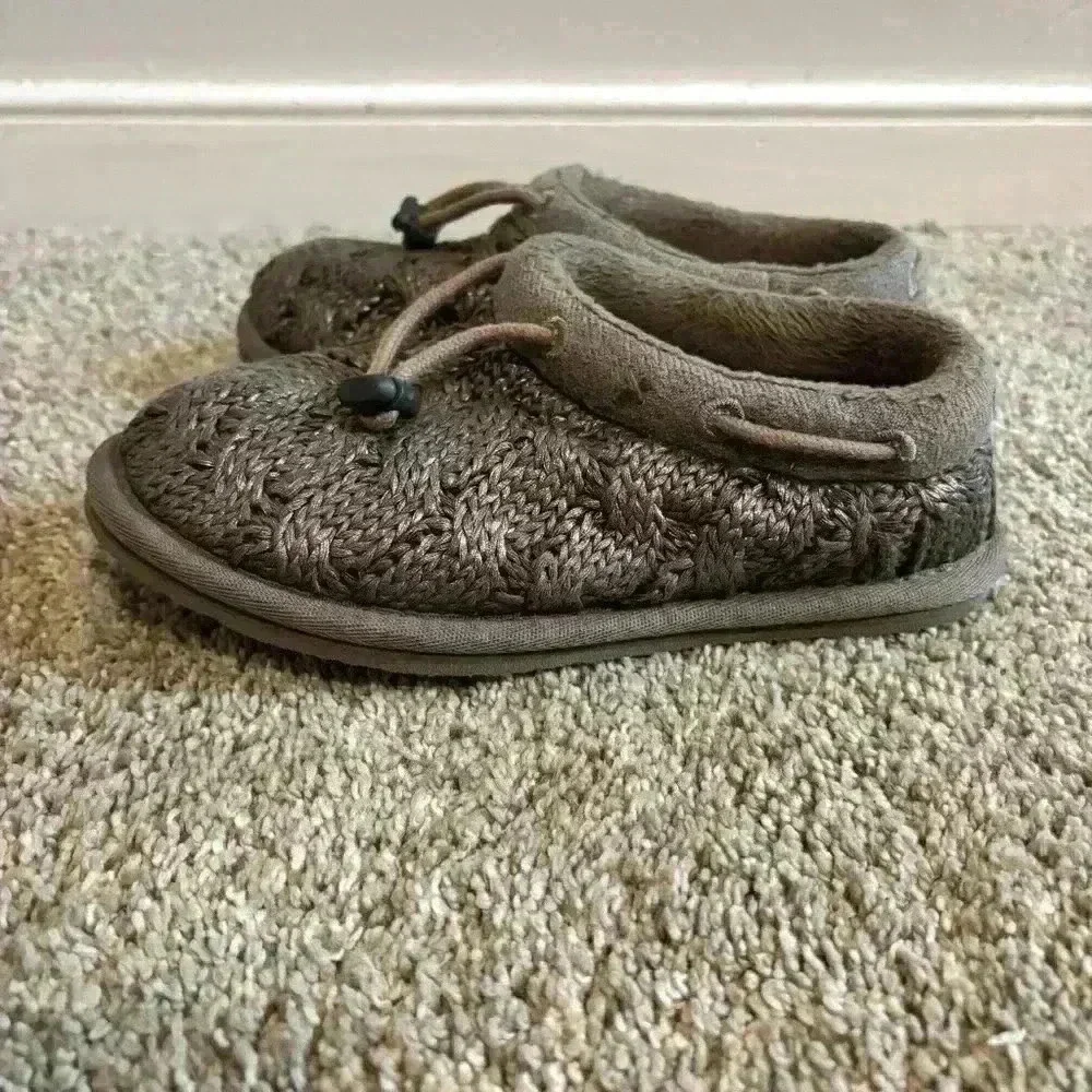 Ugg Freesia Gray Cable Knit Warm Slippers Size 13-1 Kids